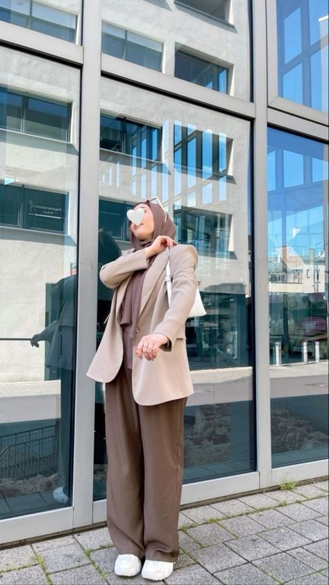 Suits Hijab Outfits, Beige Blazer Outfit Hijab, Outfit Ideas With Beige Pants, Classic Outfits For Women Hijab, Hijabi Suit Outfits, Suit Hijab, Hijabi Ootd, Blazer Outfit Ideas, Modest Winter Outfits