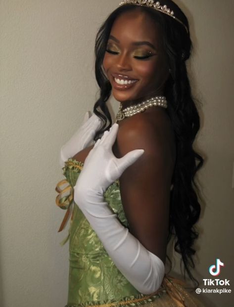 Princess Tiana Inspired Hairstyle, Tiana White Dress Cosplay, Princess And The Frog Sweet 16 Photoshoot, Tiana Makeup Princess, Tiana Princess And The Frog Makeup, Princess Tiana Eye Makeup, Princess And The Frog Makeup Ideas, Green Sweet 16 Makeup, Tiana Blue Dress Prom