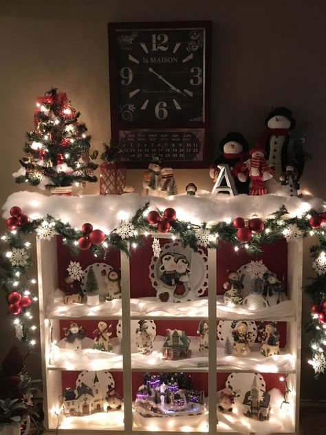 Jim Shore Christmas Display, 9 Cube Organizer Ideas Decor, Christmas Bookshelf, Jim Shore Christmas, Christmas Tree Decorating, Christmas Tree Decorating Themes, Christmas Organization, Cube Shelves, Tree Decorating