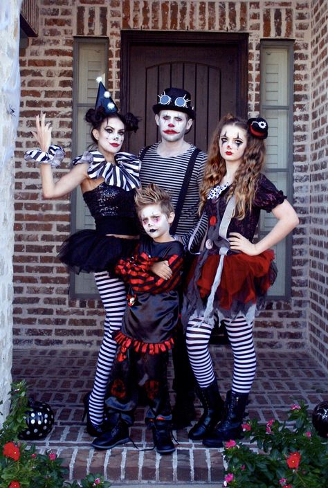 Scary Victorian Costume, Goth Family Halloween Costumes, Scary Halloween Costume Ideas Family, Group Clown Costumes, Mens Clown Costume Diy, Scary Clown Kids Costume, Fantasia Halloween Familia, Family Clown Costumes, Spooky Family Costumes