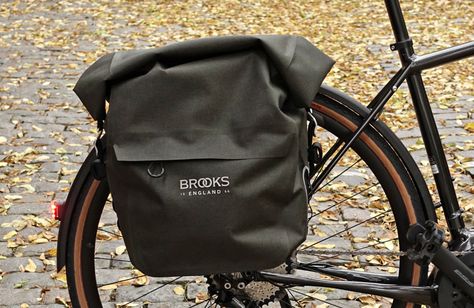 In the check: the new Scape Pannier from Brooks — urbanbike.news Brooks England, Bicycle Panniers, Two Models, Bicycle Lock, Bicycle Mountain Bike, Velcro Tape, Urban Commuter, Urban Bike, Pannier Bag