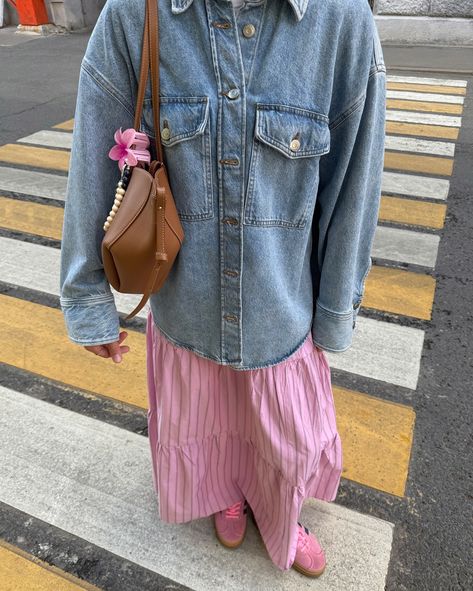 pinkkk🌸💘🦋✨ Soft Skirt Outfit, Soft Pink Outfit Hijab, Denim Outfit Hijab, Pink Skirt Outfit Ideas, Pink Outfit Hijab, Pink Skirt Outfit, Pink Skirt Outfits, Stylish Outfits Casual, Skirt Aesthetic