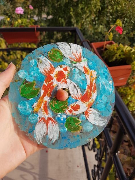 Koi Fish Mirror Painting, Paintings On Circle Canvas, Paintings On Records, Painting On Records, Cd Painting Ideas Easy, Fish Painting Acrylic, Aesthetic Art Projects, Painting On Cd, Cd Painting Aesthetic