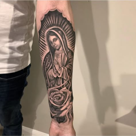 4,291 Likes, 4 Comments - @mexicanstyle_tattoos on Instagram: “Virgin Mary by @fer703 #mexicanstyle_tattoos #mexstyletats #mexicanculture #blackandgrey #tattoos…” American Traditional Virgin Mary Tattoo, Virgin Mary Arm Tattoo, Chicano Virgin Mary Tattoo, Mexican Virgin Mary Tattoo, Virgin Marry Traditional Tattoo, Guadalupe Tattoo, Religous Tattoo, Mother Mary Tattoos, Grey Ink Tattoos