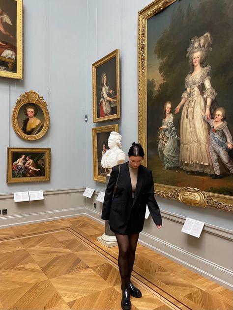 Getty Museum Outfit, Met Museum Nyc Outfit, Art Gallery Opening Outfit, The Met Museum Aesthetic, Art Gallery Date Outfit, Career Manifestation, Museum Vibes, Dark And Light Academia Aesthetic, Gallery Outfit