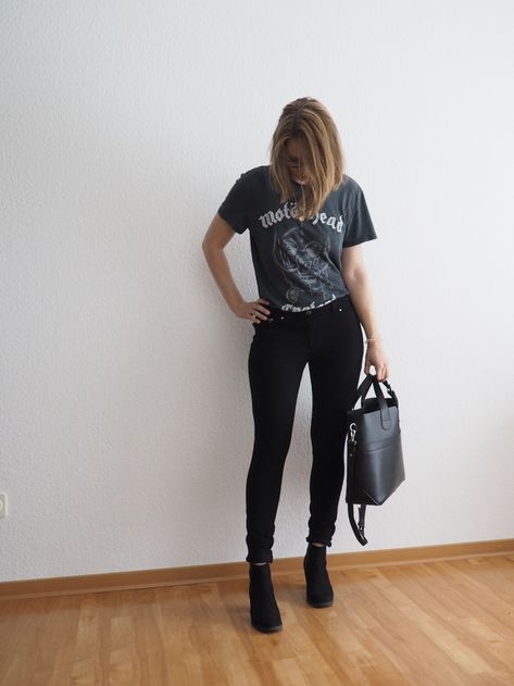 Band-Shirt-kombinieren-Bandshirt-Outfit-all-black-look Black Tshirt And Jeans Outfit, Rock Tshirt Outfit, Band T Shirt Outfit, T Shirt And Jeans Outfit, Estilo Rockstar, Band Tshirt Outfit, Band Shirt Outfits, Jeans And T Shirt Outfit, Summer Office Outfits