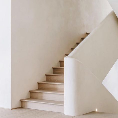 Ashley Robbins on Instagram: “T H I S W A Y U P . . . ☁️ Trendspotting: smooth plastered staircases and metal railing. So so dreamy! Someone I know, please do this…” Casa Clean, Stairway Design, Stair Case, Interior Stairs, Clay Wall, Wall Finishes, Stairway To Heaven, House Stairs, Plaster Walls