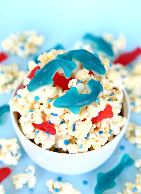 Celebrate Shark Week with Shark Bait Popcorn! Plus, what's not to love about popcorn coated with white chocolate and mixed with candy? Shark Bite Drink Recipe, Shark Treats, Shark Week Drinks, Shark Themed Food, Shark Week Recipes, Jaws Party, Shark Snacks, Shark Cupcakes, Shark Week Party