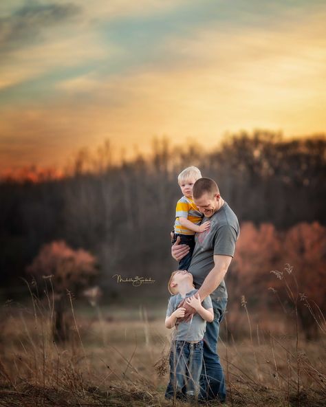 Father Sons Photoshoot, Dad And 3 Kids Photoshoot, Dad And 2 Kids Photoshoot, Dad And Me Mini Session Ideas, Fathers Day Picture Ideas, Father And Kids Photoshoot, Dad And Sons Photography, Father And Sons Photoshoot, Dad With Kids Photoshoot