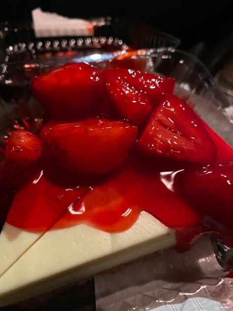 Cheesecake Strawberry, Princess Food, Delicacy Food, Junk Food Snacks, Strawberry Cheesecake, Camping Food, Dessert Drinks, Cafe Food, Different Recipes