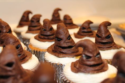 Harry Potter Sorting Hat Cupcakes Sorting Hat Cupcakes, Harry Potter Cupcake Toppers, Deco Cupcake, Harry Potter Cupcakes, Hat Cupcakes, Harry Potter Butter Beer, Cumpleaños Harry Potter, Harry Potter Sorting, Harry Potter Sorting Hat