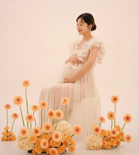 Japanese Maternity Shoot, Asian Maternity Photoshoot, Korean Maternity Shoot, Dreamy Maternity Shoot, Floral Maternity Shoot, Studio Maternity Shoot, Spring Maternity Outfits, Maternity Studio Photoshoot, Studio Maternity Photos