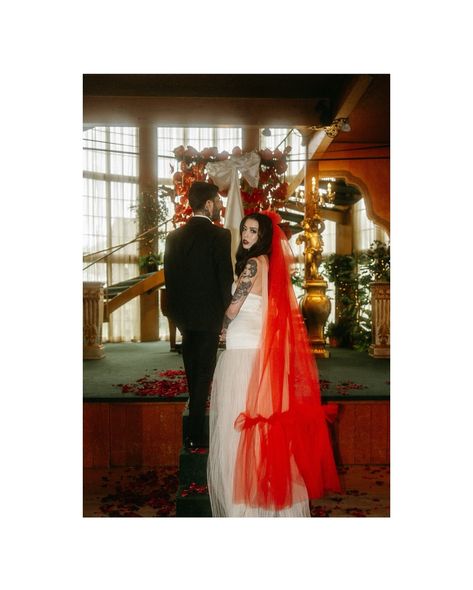 When your favorite color is red ❤️🌹💋 and you make it your whole personality on your wedding day 📍: Madonna Inn Workshop: @rideordieretreats Floral/event design: @flowerdisco_ Lead photographer: @fromthedaisies Tablescape Stylist: @rivieracreative_ Wardrobe Stylist: @nataliegray_styles Makeup: @katamakeup Gown: @dalliancegownrentals Red Veil: @madisonchamberlain_ White Veil: @houseoflockhart_ Rentals: @allaboutevents @territorywest Tableware: @tablemethod Linens: @bbjlatavola Cake: @sloca... Red Veil Wedding, Red Wedding Gowns, Red Veil, Madonna Inn, Red Mustang, White Veil, White Veils, Veil Wedding, Floral Event Design