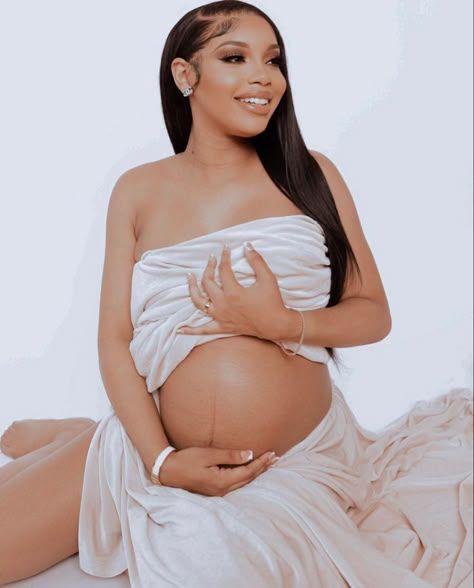 Silk Sheet Maternity Shoot, Fabric Maternity Shoot, Pregnant Photoshoot Black Women, Maternity Shoot Black Couple, Unique Maternity Pictures Black Women, Classy Maternity Shoot, Maternity Picture Outfits, Pregnancy Belly Photos, Cute Pregnancy Pictures