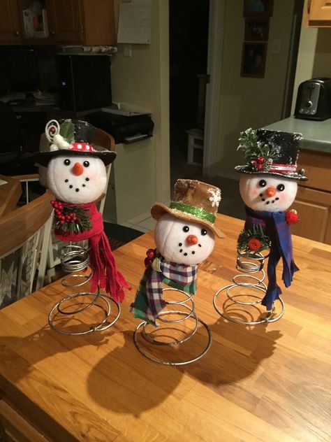 Bed Spring Crafts Diy, Fall Bed Spring Crafts, Bed Coil Spring Crafts, Bedsprings Crafts, Bed Springs Repurposed, Snowman Bed Springs, Bed Springs Snowman, Christmas Bed Spring Ideas, Bed Spring Santa