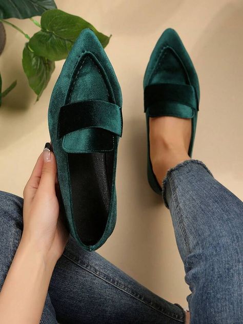 Green Flats Shoes, Zapatos Mary Jane, Green Plain, Trendy Business Casual, Flat Loafers, Rose Shoes, Platform Loafers, Suede Loafers, Heeled Loafers