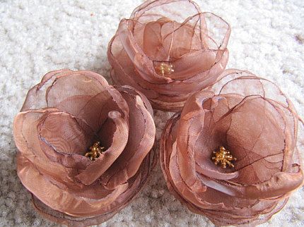 Fleurs Diy, Fabric Flower Brooch, Fabric Flower Tutorial, Organza Flowers, Cloth Flowers, Fabric Flowers Diy, Fabric Flower, Fabric Ribbon, Ribbon Flowers