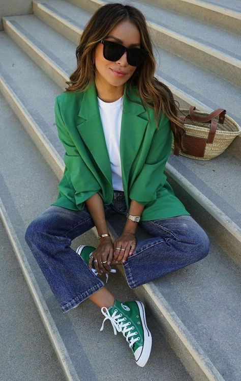 Evergreen Fashion, Green Blazer Outfit, Bright Blazer, Blazer Outfits Casual, Blazer Outfits For Women, Green Sneakers, Outfits With Converse, Green Blazer, Mode Casual