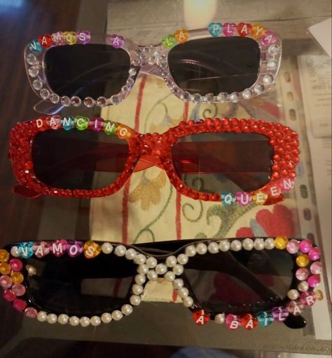 Beaded Sunglasses Aesthetic, Decorating Sunglasses Aesthetic, Decorate Your Own Sunglasses, Festival Glasses Diy, Sunglasses Ideas Diy, Decorating Sunglasses Ideas, Sunglass Decorating Craft, Sun Glasses Decoration Ideas, Summer Crafts For Teens Aesthetic