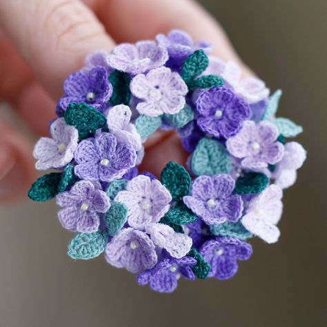 Crochet Purple Flower, Diy Mini Album Tutorial, Crochet Violet, Diy Crochet Jewelry, Purple Blue Flowers, Crochet Appliqué, Diy Mini Album, Lace Clothing, Round Crochet