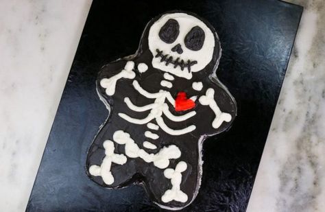 Skeleton Cake, Halloween Mummy, Halloween Goodies, Birthday Halloween Party, Halloween Party Themes, Halloween Desserts, Halloween Skeleton, Halloween Cakes, Birthday Cake Kids