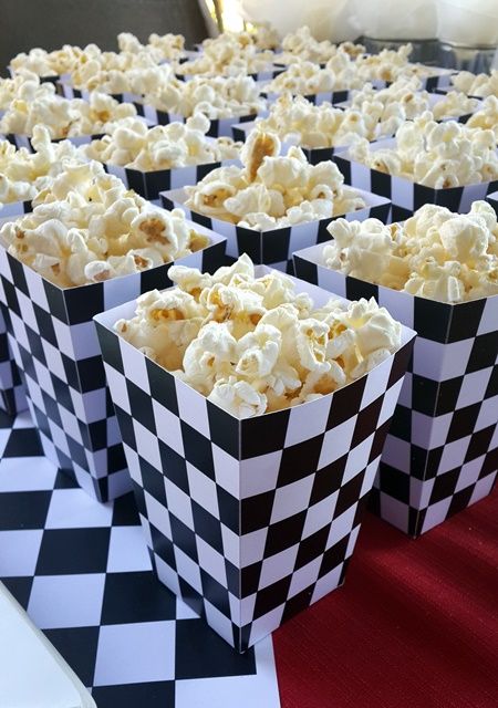 Palomitas de maíz para fiesta de autos de carreras. Auto Party, 4de Verjaardag, Blaze Birthday, Hotwheels Birthday Party, Movie Birthday Party, Hot Wheels Party, Hot Wheels Birthday, Disney Cars Birthday, Car Birthday Theme