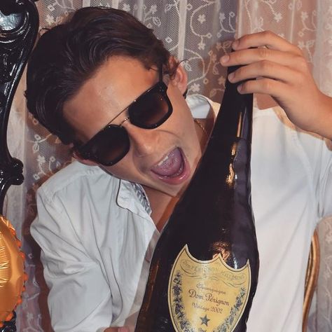 W o w i e Moments on Instagram: "Our manly photo corner for Jasper's birthday, including edible champagne bottle 🍾. Congratulations handsome young man on your 18th birthday. Many nice years to go! #domperignon #24caratcake #manstyle #tigerking #luxurycake #peakyblinders #cakeboss" Luxury Cake, Photo Corners, Cake Boss, Peaky Blinders, Champagne Bottle, 18th Birthday, Champagne, In This Moment, Birthday