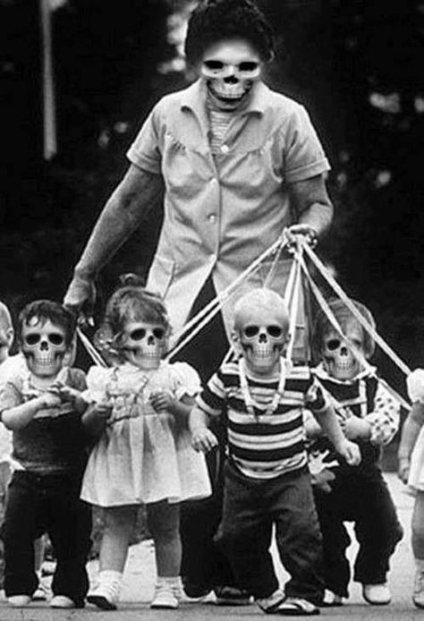 This is great on so many levels, LOL......old halloween photos creepy - Google Search Verknipte Humor, Best Costume Ever, Creepy Photos, Halloween Memes, Halloween Photos, Lewis Carroll, Freddy Krueger, White Photo, Cool Costumes