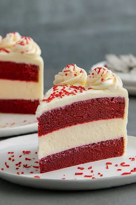 Pastel de Red Velvet con Cheesecake: Una Delicia Triple Red Velvet Cheesecake Cake Birthday, Red Cheesecake Velvet, Red Velvet White Chocolate Cheesecake, Red Velvet Cheesecake Cheesecake Factory, Red Velvet Marbled Cheesecake, Ideas Navidad, Pastel Red, Sweet Heart, Cake Designs Birthday