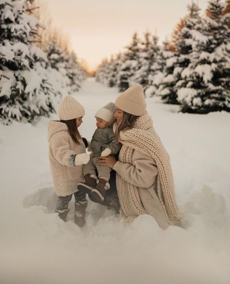 Snow Family Pictures, Shooting Pose, Winter Family Photoshoot, Winter Family Photography, Christmas Family Photoshoot, Winter Family Photos, Snow Photoshoot, Baby In Snow, Family Photoshoot Outfits