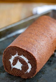 Chocolate Cake Roll (Swiss Roll) is sweet and moist, made with a layer of chocolate cake rolled around homemade whipped cream, ready in under 60 minutes! #chocolate #dessert #baking #chocolate #chocolatecake #cake #whippedcream #dinnerthendessert Cake Recipes Vanilla, Chocolate Swiss Roll Recipe, Recipe For Chocolate Cake, Jelly Rolls Recipe, Chocolate Cake Roll, Vanilla Homemade, Swiss Roll Cakes, Jelly Roll Cake, Chocolate Swiss Roll