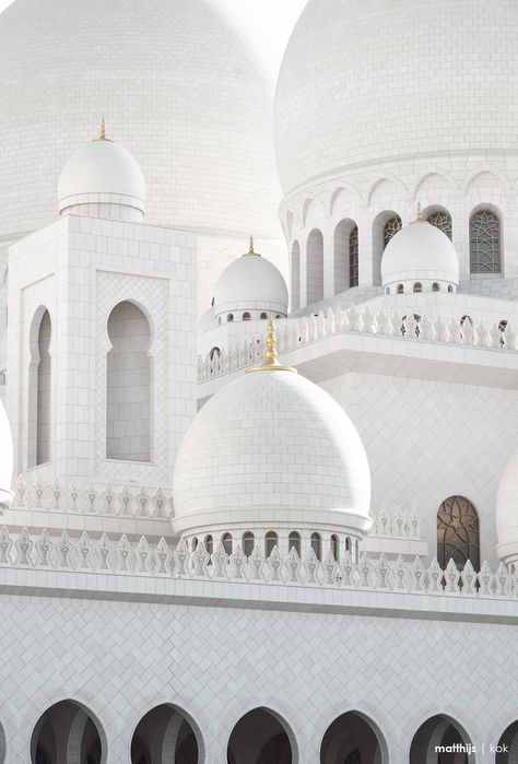 Sheikh Zayed Grand Mosque, Abu Dhabi, UAE | Photo by Matthijs Kok White Islamic Background, White Islamic Wallpaper, Pink Islamic Wallpaper, White Quran, Mosque Aesthetic, Beige Widget, Grand Mosque Abu Dhabi, Islam Wallpaper, Calligraphy Wallpaper