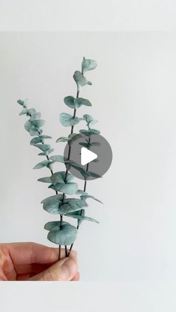 Fondant Eucalyptus Leaves, Cake Eucalyptus, Wedding Cake Eucalyptus, Fondant Leaves, Sugar Flowers Tutorial, Fondant Flowers, Cake Decorating Designs, White Wedding Cake, Sugar Craft