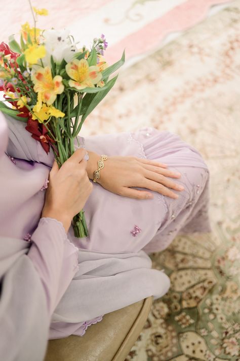 Malay Wedding Dress, Muslim Wedding Photos, Photography Moodboard, Engagement Pose, Hijab Wedding Dresses, Foto Wedding, Wedding Pose, Hijab Wedding, Malay Wedding