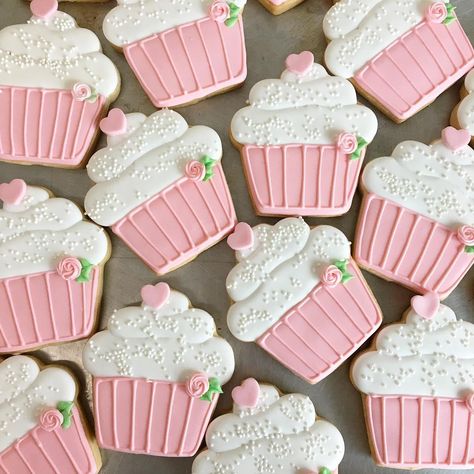 Royal Icing Cupcake Cookies, Cupcake Decorated Cookies, Cake Sugar Cookies Decorated, Cupcake Sugar Cookies Decorated, Birthday Cupcake Cookies Decorated, Cookie Flooding, Girly Cookies, Cupcake Illustration, Cookies Royal Icing