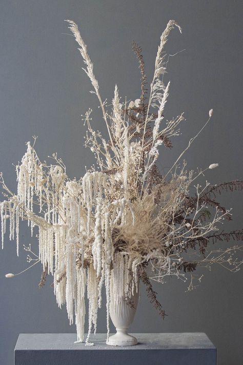 Unique Dried Flower Arrangements, Large Dried Floral Arrangements, Lunaria Arrangement, Christmas Floral Installation, Christmas Dried Flowers, Amaranthus Arrangement, White Flowers Arrangements, White Amaranthus, Dried Amaranthus