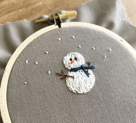 Snow Embroidery, Embroidered Snowman, Snowman Embroidery, Embroidered Hair Bows, Christmas Tree Quilt, Winter Embroidery, Christmas Embroidery Patterns, Sewing Circles, Christmas Card Art