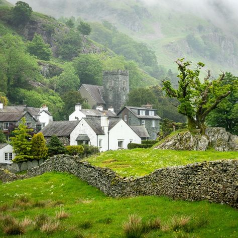 *🇬🇧 Chapel Stile, Great Langdale (Lake District, England) by Bob Radlinski 🌿 England Countryside, Lake District England, English Village, Image Nature, British Countryside, English Countryside, Cumbria, Pretty Places, Lake District