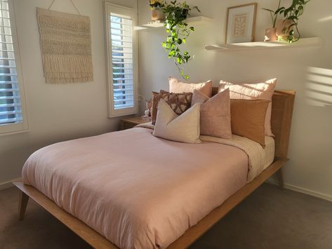 Pink And Wooden Bedroom, Pink Brown Room Aesthetic, Pink Earthy Room Aesthetic, Pink And Brown Room Aesthetic, Brown And Pink Bedroom Ideas, Pink Earthy Bedroom, Pink And Brown Room Ideas, Brown And Pink Bedroom, Pink And Brown Bedroom Ideas