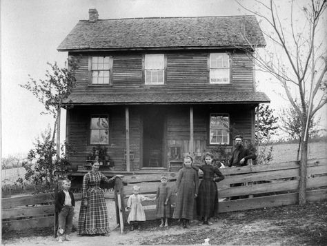 Family c. 1880s-90s Wilde Westen, Photos Vintage, Vintage Farm, Vintage Pictures, Old West, Vintage Photographs, Historical Photos, Vintage Photography, Old Pictures