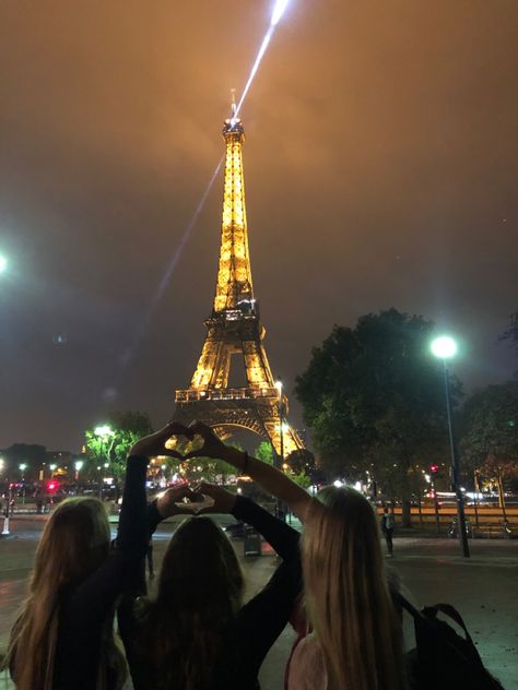 Girls Trio Aesthetics, Paris Girls Trip Aesthetic, Paris Friends Aesthetic, Paris School Trip, 3 Besties Aesthetic, Paris With Friends, Paris Girls Trip, Besties Aesthetic, 17. Geburtstag