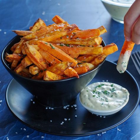 Garlic Mayo Dip for Sweet Potato Fries Sweet Potato Fries Dip, Dip For Sweet Potato Fries, Sweet Potato Fry Dip, Fries Dip, Mayo Dipping Sauce, Mayo Dip, Garlic Mayo, Food Photoshoot, Sweet Potato Chips