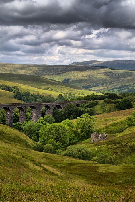 Yorkshire Dales National Park, England Countryside, Cornwall England, British Countryside, Yorkshire Dales, Green Valley, Rolling Hills, English Countryside, Yorkshire England