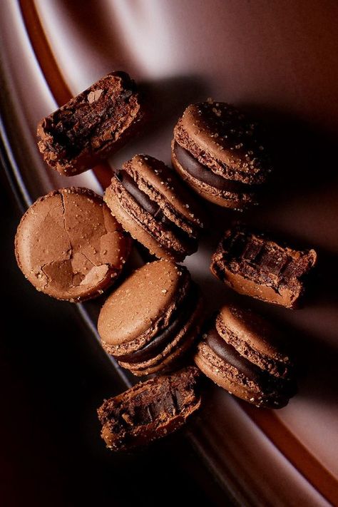 The famous French pastry chef Pierre Hermé shares with us his favorite French chocolate macaron recipe: the Infinitely Chocolate Macaron. Photo: @laurentfau Chocolate Macarons, Chocolate Macaroons, Chocolate Macaron, French Macaroons, Breakfast And Brunch, Chocolate Dreams, Macaron Recipe, Chocolate Caliente, French Macarons