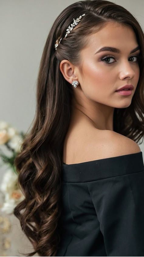 Bridal Hair Down Accessories, Casual Prom Hairstyles, Hair On The Side Hairstyles, Hair On One Side Style, Side Hair Do, Prom Hairstyles For Round Faces, Hairstyles Ideas For Party, Medium Hair Hairstyles For Wedding, Hairstyles For Medium Length Hair Side Part