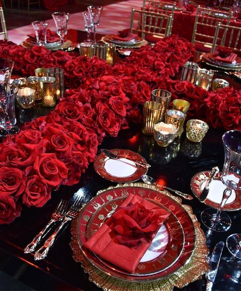 Phantom Of The Opera Wedding, Valentine Dinner Decorations, Black Theme Wedding, Red And Black Theme, Table Decorations Birthday, Opera Wedding, Red Roses Centerpieces, Red And White Weddings, Rose Centerpieces