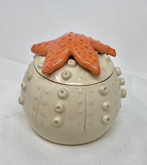 Lidded Pottery Ideas, Handmade Ceramics Aesthetic, Functional Sculpture Clay, Cute Clay Containers, Jelly Fish Ceramics, Ceramic Craft Ideas, Sea Urchin Ceramic, Beach Ceramic Ideas, Ceramics Lidded Jar