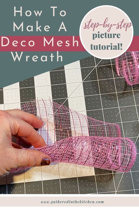 Easy Mesh Wreath, Deco Mesh Christmas Wreaths Diy, Tulle Wreath Diy, Decorative Mesh Wreaths, Ribbon Wreath Diy, Deco Mesh Crafts, Making Mesh Wreaths, Burlap Wreath Tutorial, Mesh Ribbon Wreaths