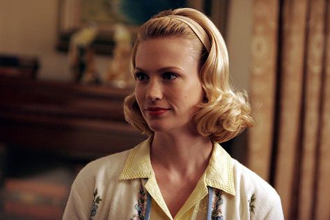 Betty Draper - love the early 60s look, still has a lot of 50s influence. Wish I… Mad Men Hair, Bump Hairstyles, Poodle Hair, 1960s Hair, 60s Look, Betty Draper, January Jones, Mad Men Fashion, Honey Blonde Hair