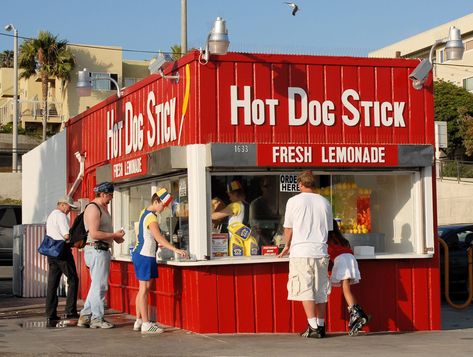 Hot Dog on a Stick is purchased from bankruptcy for $12.2 million Hot Dog Stand Aesthetic, Cafe 50s, Hot Dog On A Stick, Kebab Shop, Making Hot Dogs, American Cafe, Food Kiosk, Stall Design, Hot Dog Stand